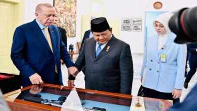 Erdogan Terima Cinderamata Senjata Pindad, Prabowo Dihadiahi Guci Turki