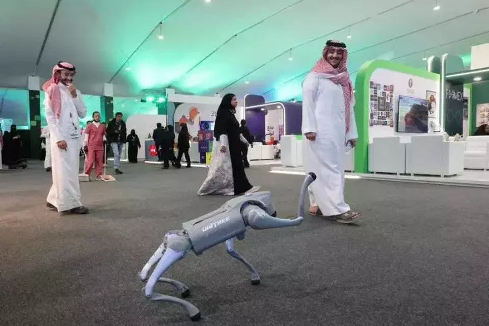 Robot Anjing Asal China Hadir, Pukau Masyarakat Arab!