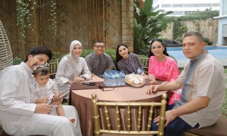 Aurel Hermansyah Pamer Buka Puasa Bareng KD dan Anang, Jadi Pemersatu!