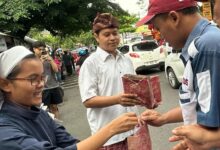 Indahnya Toleransi Umat Beragama di Semarang: Bagikan Takjil Ramadan