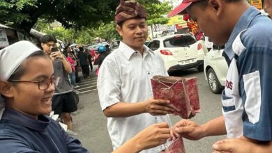 Indahnya Toleransi Umat Beragama di Semarang: Bagikan Takjil Ramadan