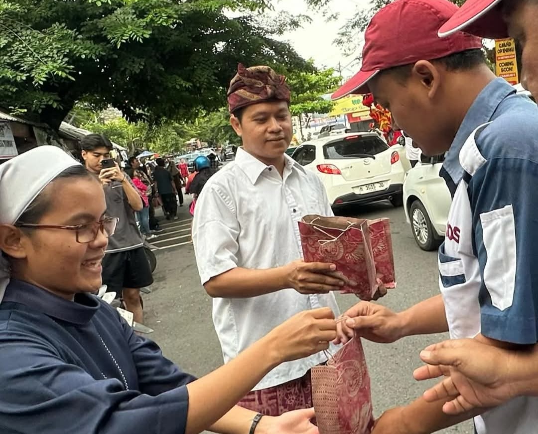 Indahnya Toleransi Umat Beragama di Semarang: Bagikan Takjil Ramadan