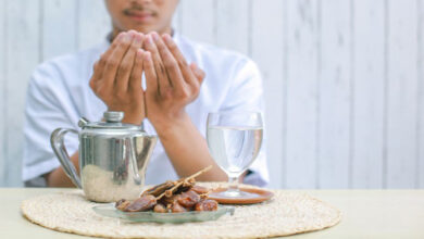 Makan di Tempat Umum Tanpa Puasa, 8 Orang Terancam Penjara!