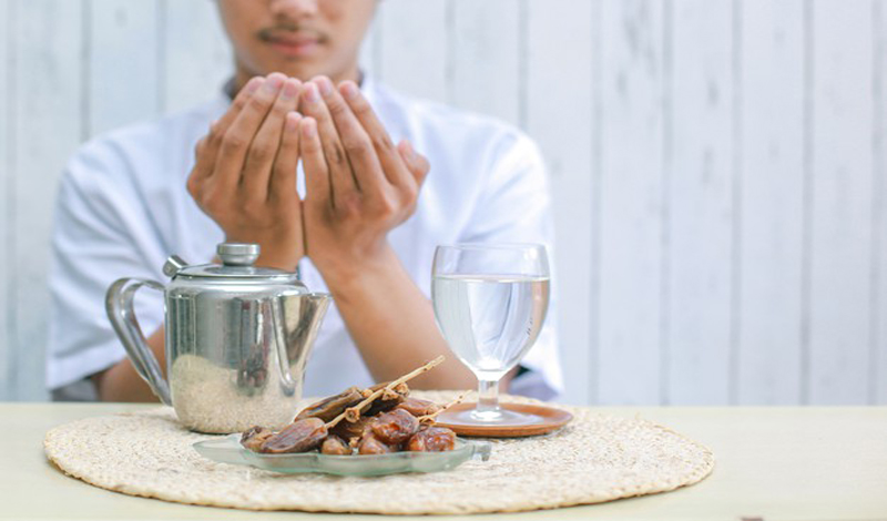 Makan di Tempat Umum Tanpa Puasa, 8 Orang Terancam Penjara!