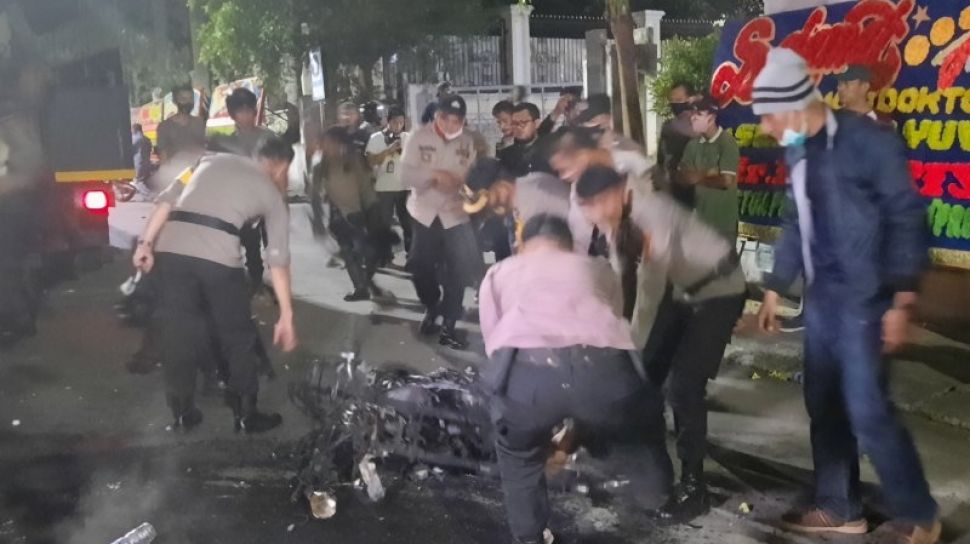 Malang Membara: Demo Tolak UU TNI Ricuh, Pos DPRD Terbakar!