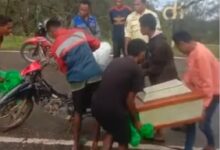 Miris! Warga Kupang Bawa Peti Jenazah Naik Motor Lewati 7 Sungai