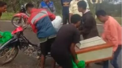 Miris! Warga Kupang Bawa Peti Jenazah Naik Motor Lewati 7 Sungai