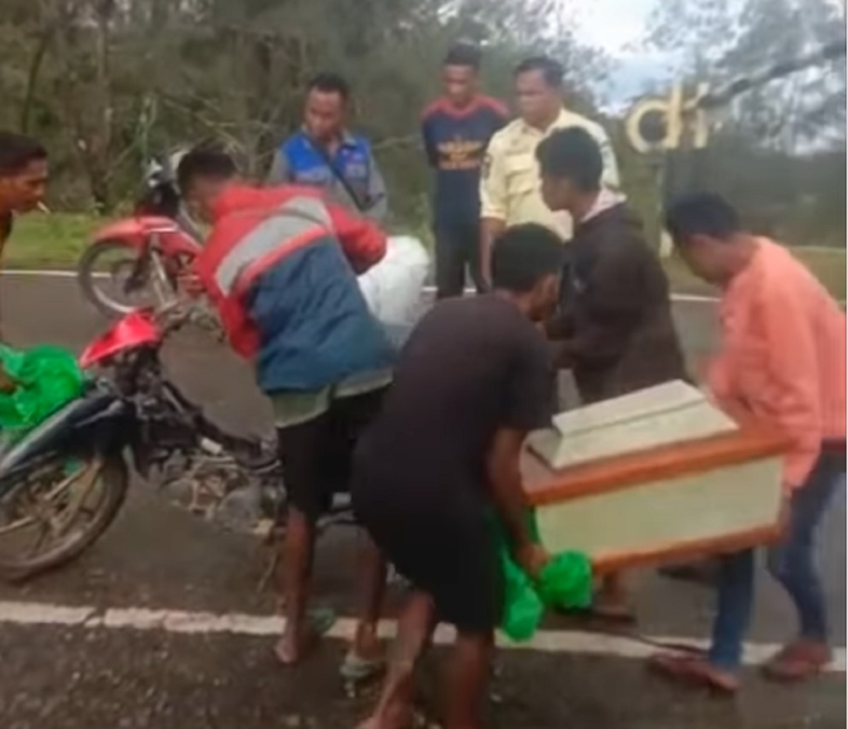 Miris! Warga Kupang Bawa Peti Jenazah Naik Motor Lewati 7 Sungai