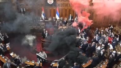 Parlemen Serbia Ricuh: Oposisi Lempar Gas Air Mata Saat Protes Mahasiswa!