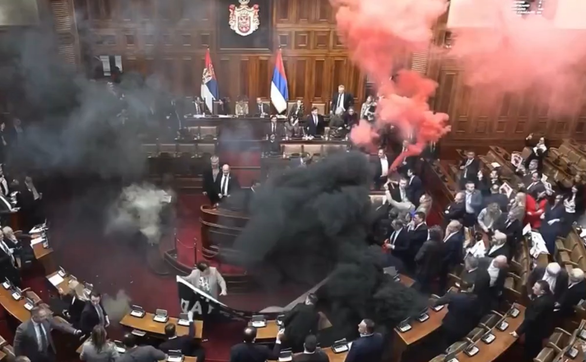 Parlemen Serbia Ricuh: Oposisi Lempar Gas Air Mata Saat Protes Mahasiswa!