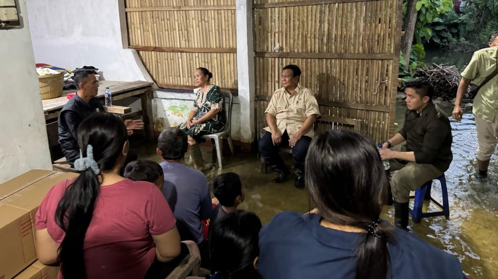 Prabowo dan Seskab Teddy Sambangi Warga Banjir Bekasi, Buka Puasa Bersama!