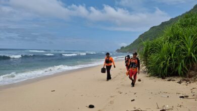 Tim SAR Cari WNA Tiongkok yang Terseret Arus di Pantai Nyang-Nyang