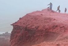 Viral! Pantai Iran Berubah Merah Darah Usai Hujan, Kenapa?