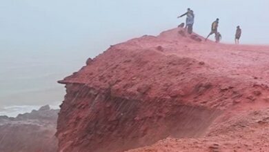 Viral! Pantai Iran Berubah Merah Darah Usai Hujan, Kenapa?