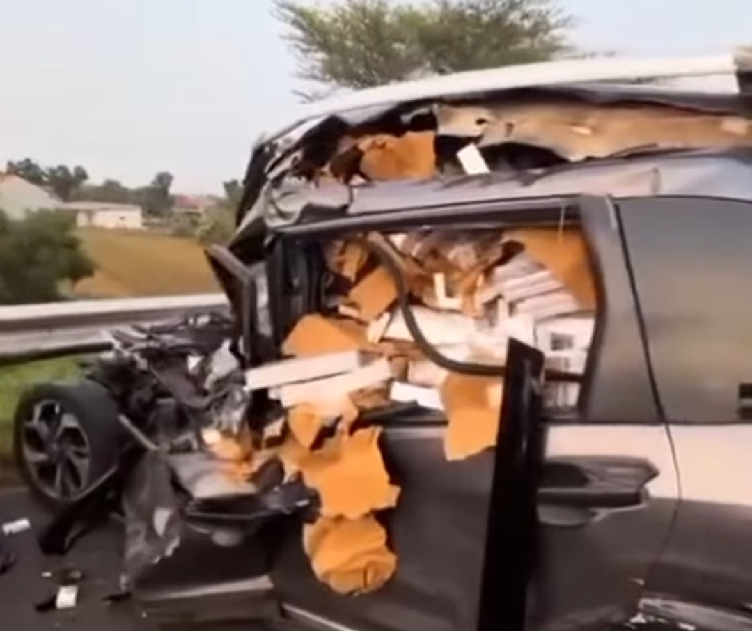 Mobil SUV Lawan Arah Tabrakan di Tol Pemalang-Batang, Bawa Rokok Cukai!