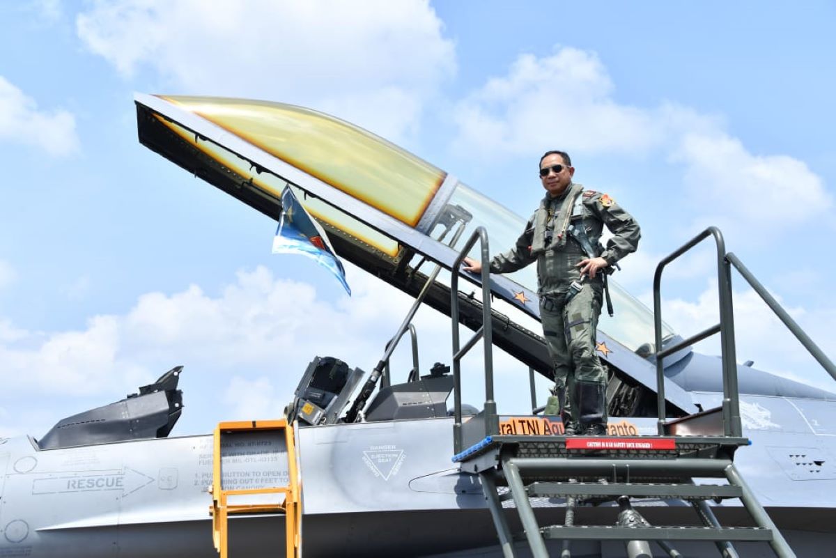 Panglima TNI dan KSAD Terima Wing Kehormatan Penerbang TNI AU
