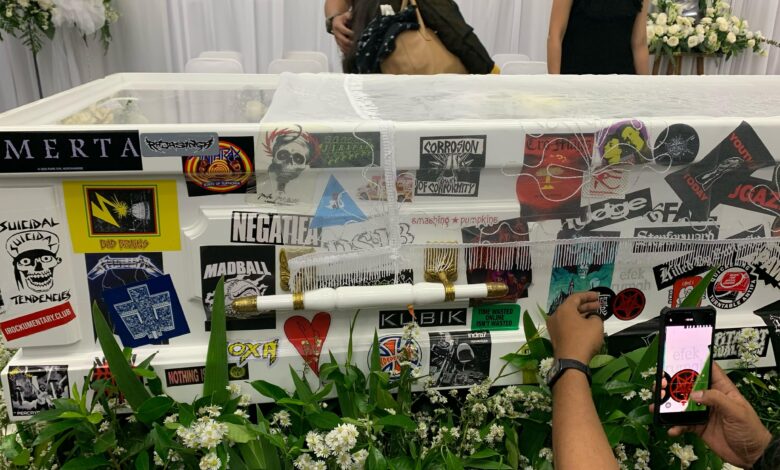 Peti Jenazah Ricky Seringai: Simbol Penghormatan Penuh Stiker
