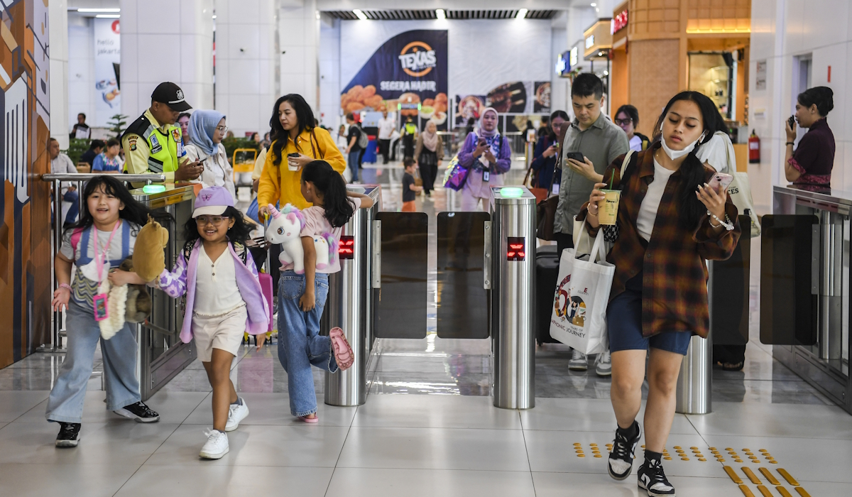 Stasiun Whoosh Dipadati Penumpang di Hari Pertama Lebaran