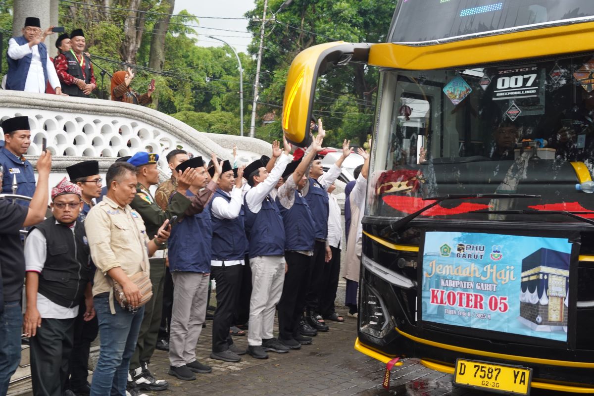 Bupati Garut Lepas 435 Jemaah Haji Kloter 05 Gelombang Pertama