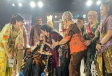 Connie Sutedja Teteskan Air Mata Saat Raih Penghargaan Lifetime Achievement