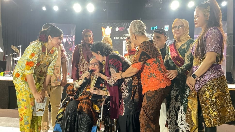 Connie Sutedja Teteskan Air Mata Saat Raih Penghargaan Lifetime Achievement