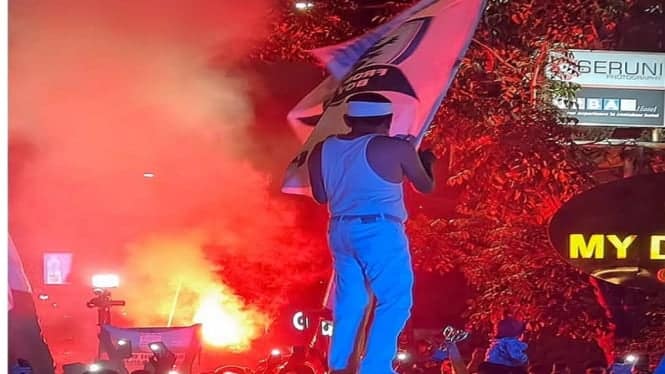 Dedi Mulyadi Naik Atap Mobil, Singletan saat Konvoi Persib Juara!