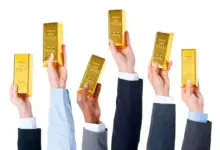 Harga Emas Anjlok, Dolar Menguat & Perang Dagang Mereda!