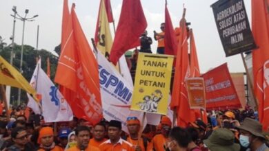 May Day: Ribuan Buruh Penuhi Monas Alcami Suara Aksi!