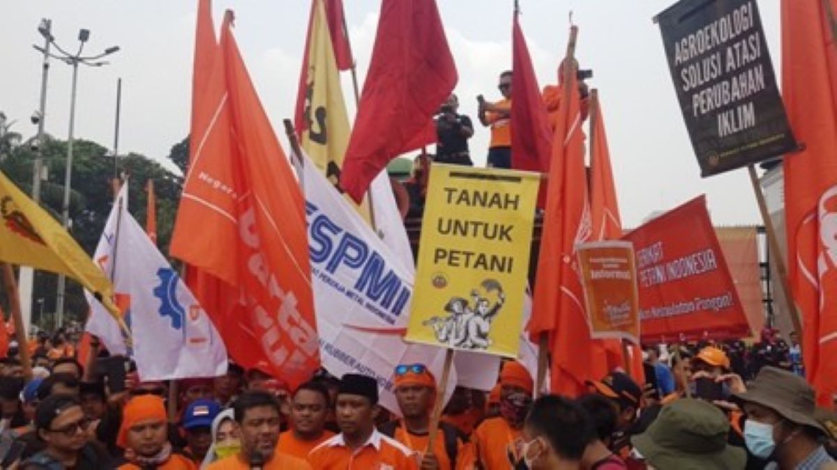 May Day: Ribuan Buruh Penuhi Monas Alcami Suara Aksi!