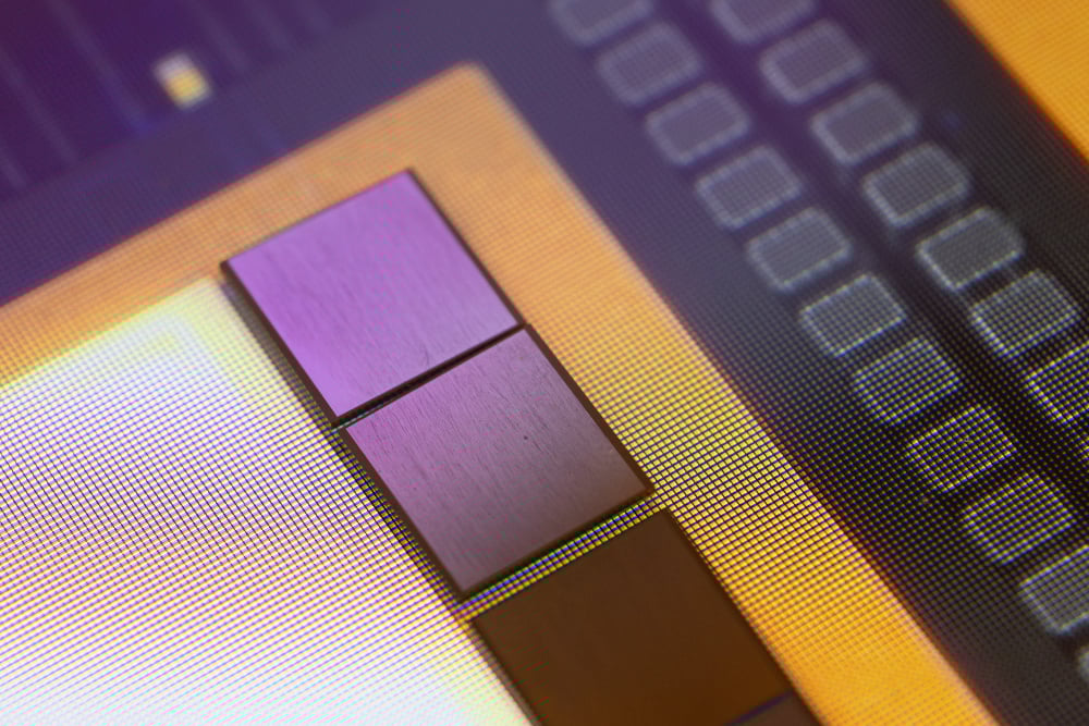 Qualcomm Proyeksi Pendapatan Turun: Dampak Tarif Trump dan Apple